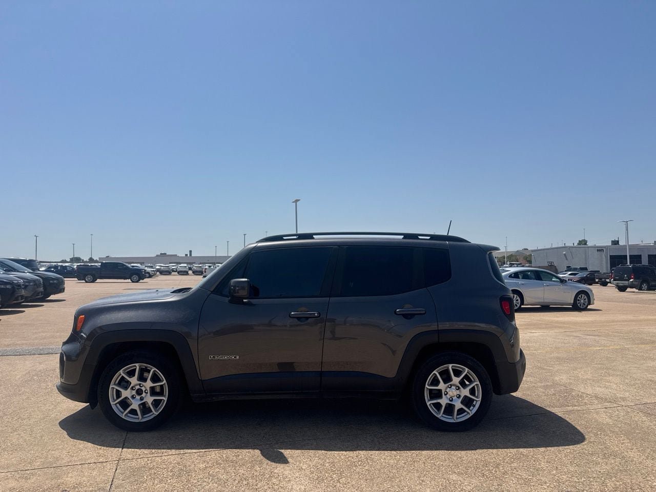 Used 2019 Jeep Renegade Latitude FWD image 11