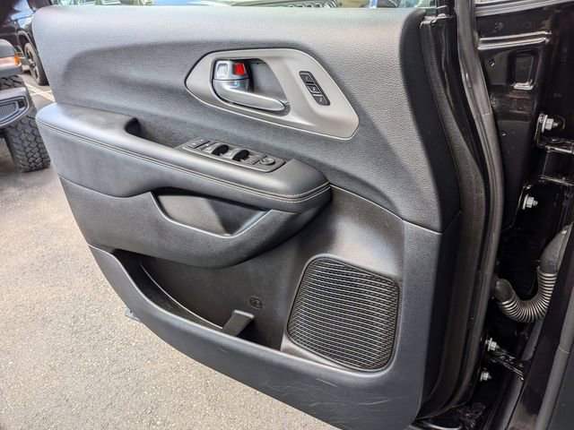 Used 2025 Chrysler Pacifica Select image 22