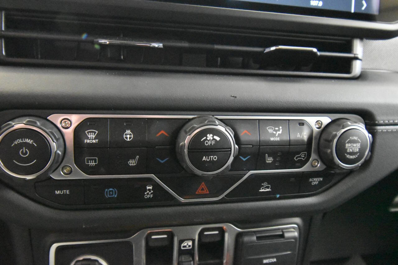 Used 2025 Jeep Wrangler Unlimited Sahara image 20