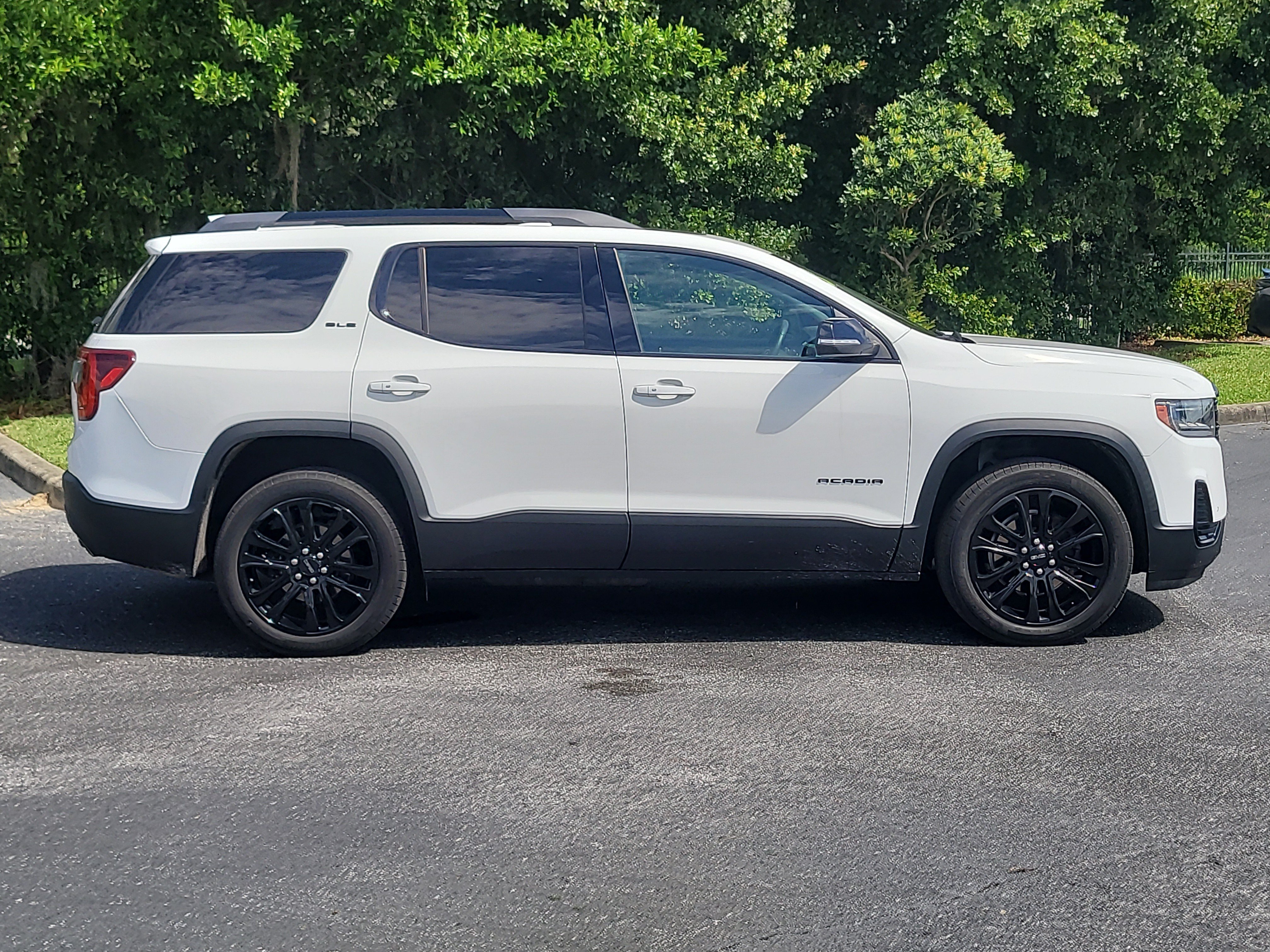 Used 2023 GMC Acadia SLE w/ Driver Convenience Package FWD image 8