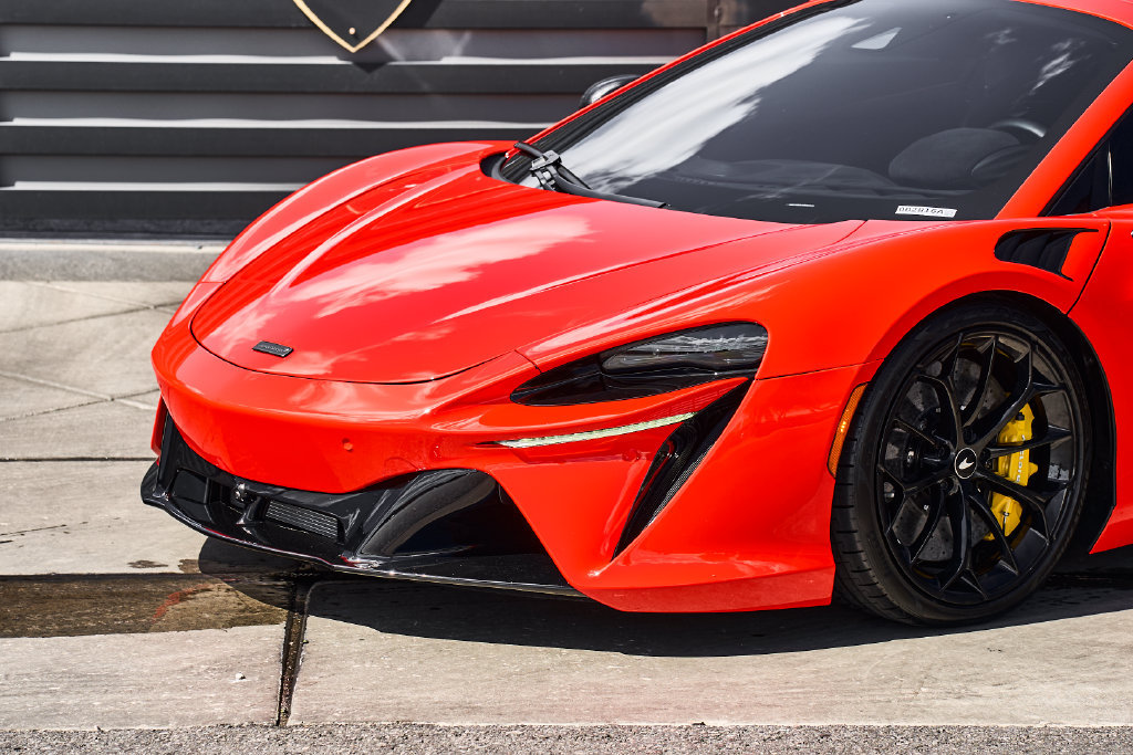 Used 2025 McLaren Artura Spider RWD image 6