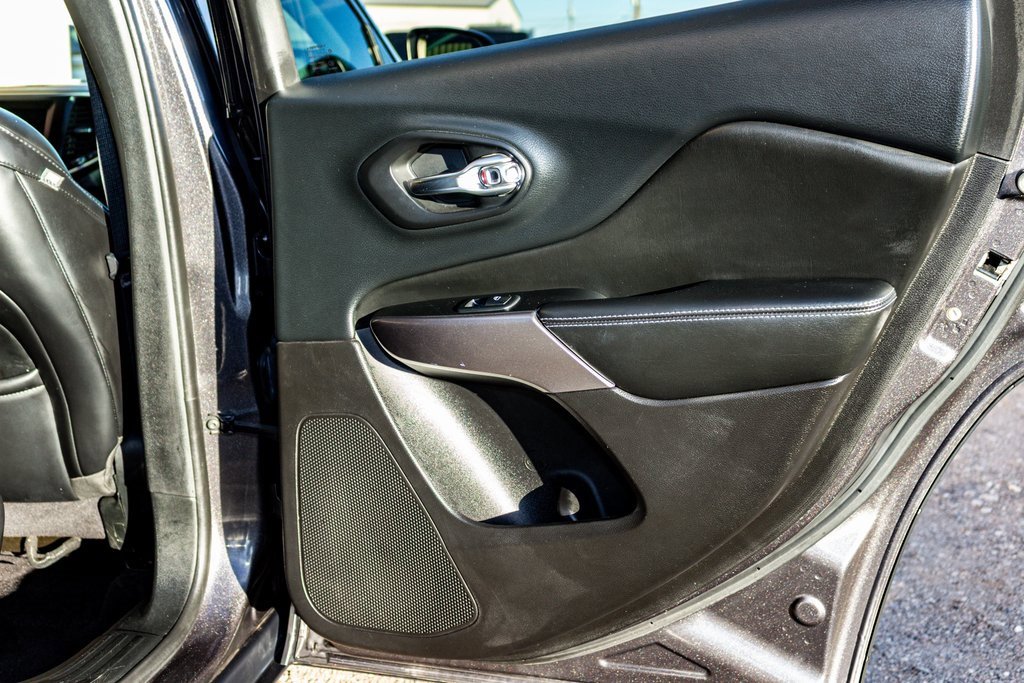 Used 2019 Jeep Cherokee Latitude Plus image 19