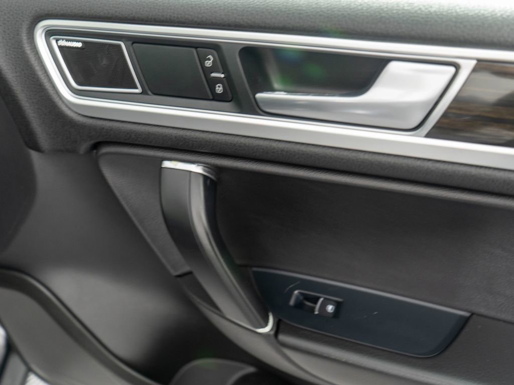 Used 2017 Volkswagen Touareg Executive image 9