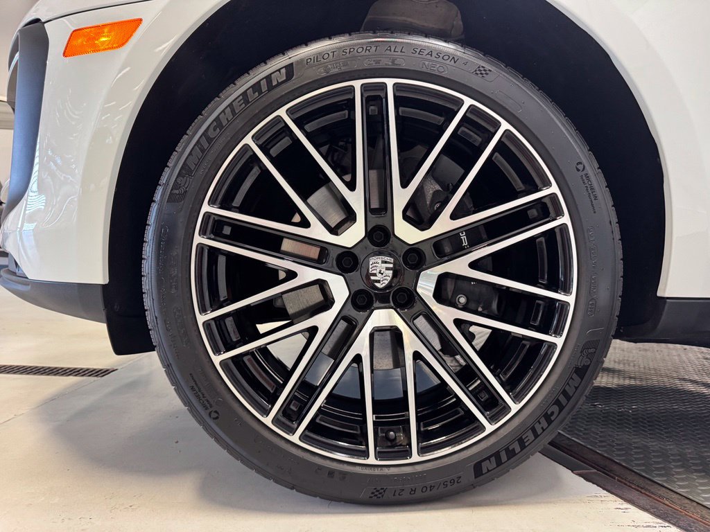 Certified 2025 Porsche Macan w/ Premium Package Plus AWD/4WD image 12