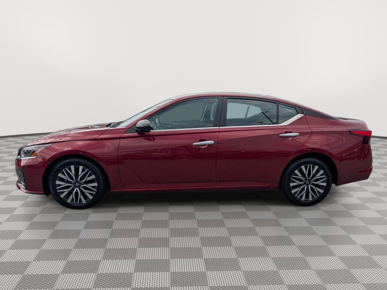 Used 2024 Nissan Altima 2.5 SV FWD image 2