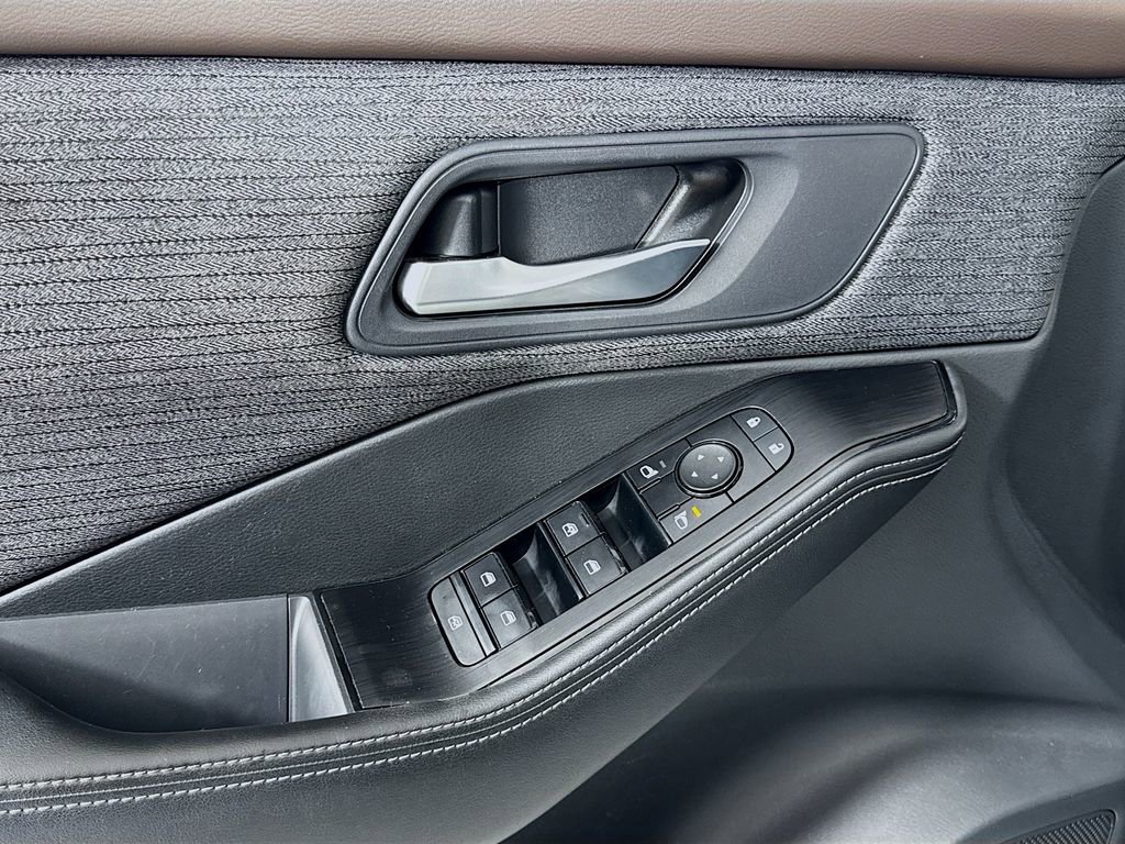 Used 2022 Nissan Rogue SV image 16