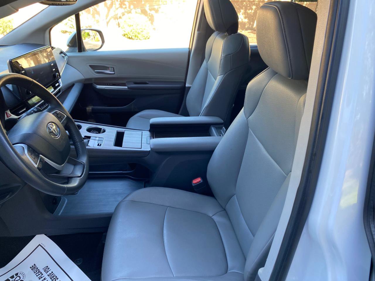 Used 2023 Toyota Sienna XLE FWD image 31