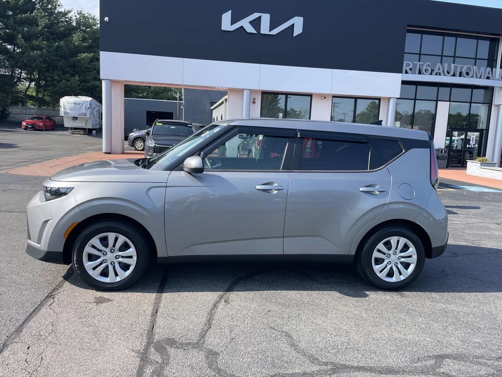 Used 2023 Kia Soul LX FWD image 2