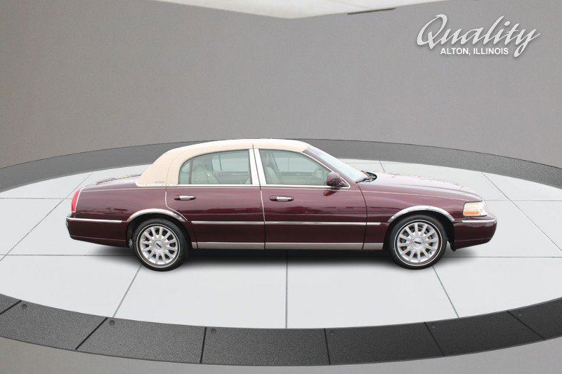 Used 2006 Lincoln Town Car Signature image 3
