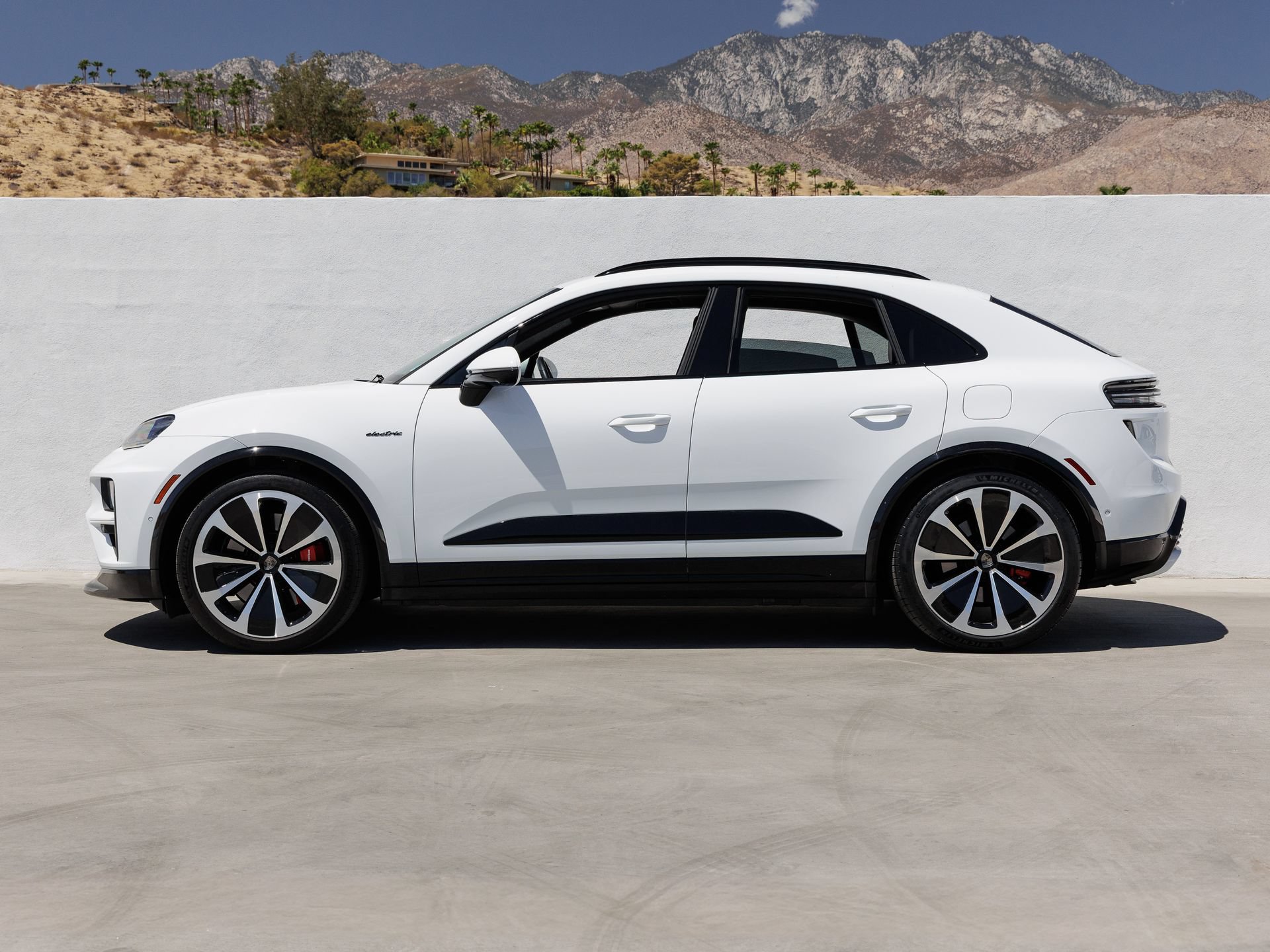 Certified 2025 Porsche Macan Turbo Electric AWD/4WD image 2