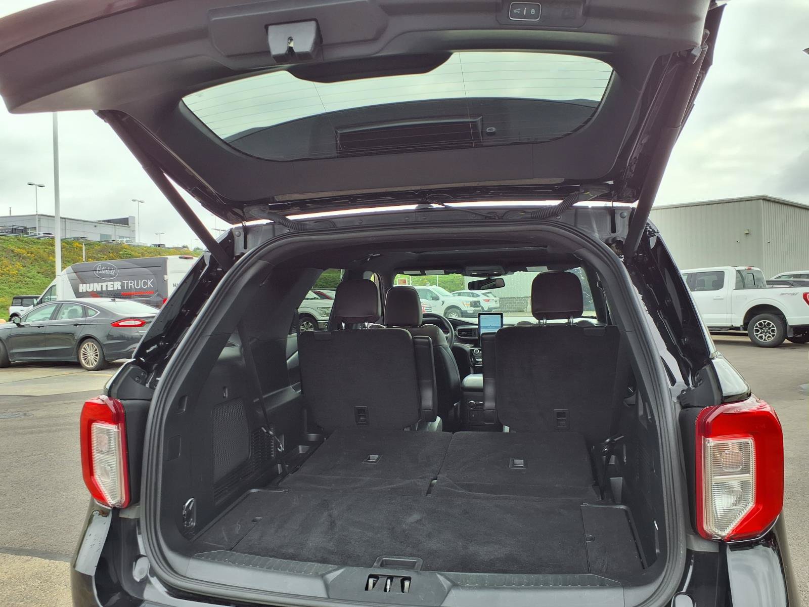 Used 2023 Ford Explorer Platinum w/ Technology Package AWD/4WD image 12
