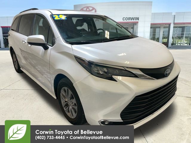Used 2024 Toyota Sienna XLE image 2