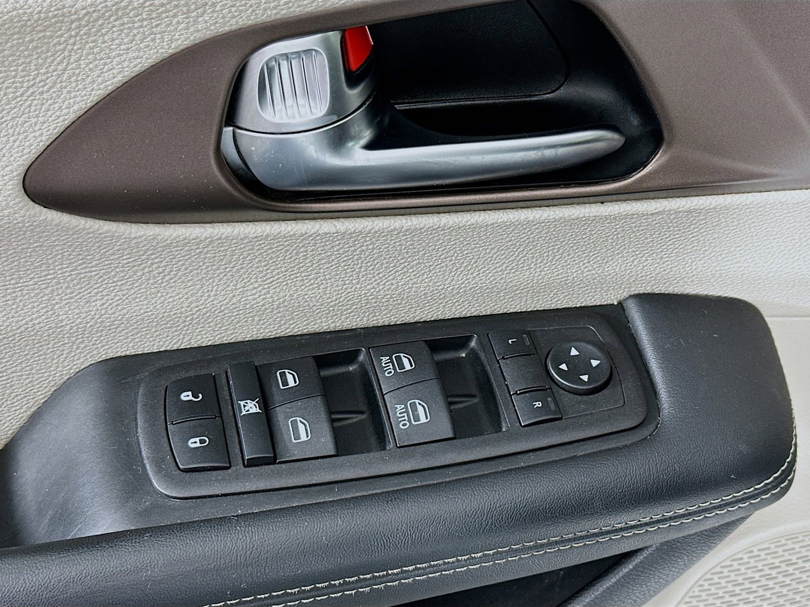 Used 2023 Chrysler Voyager LX FWD image 18