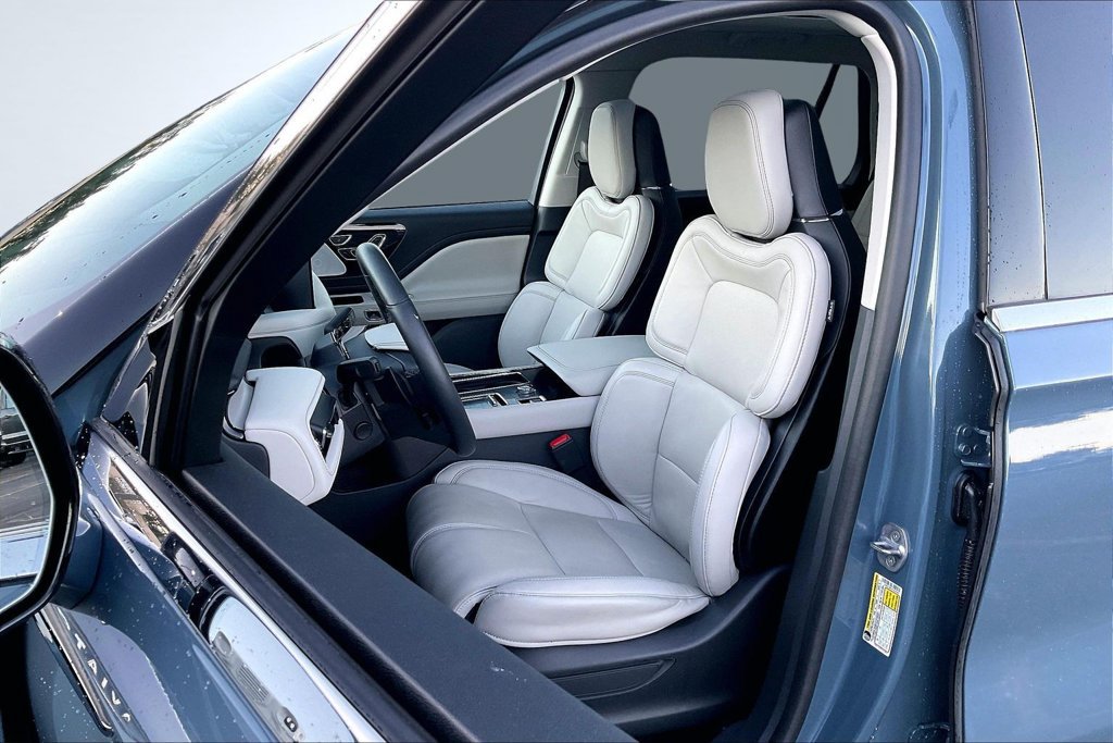 Used 2026 Lincoln Aviator Reserve w/ Luxury Package RWD image 22