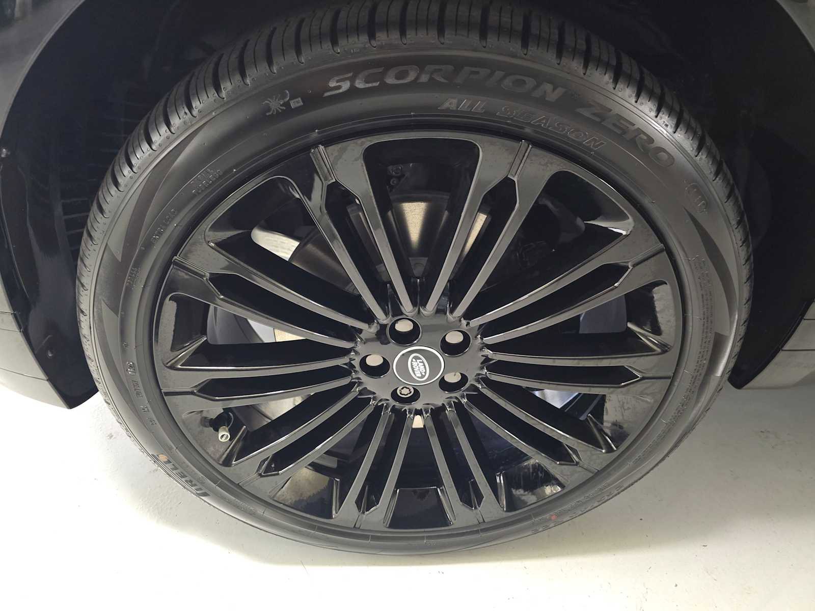 New 2026 Land Rover Range Rover Velar Dynamic SE image 9