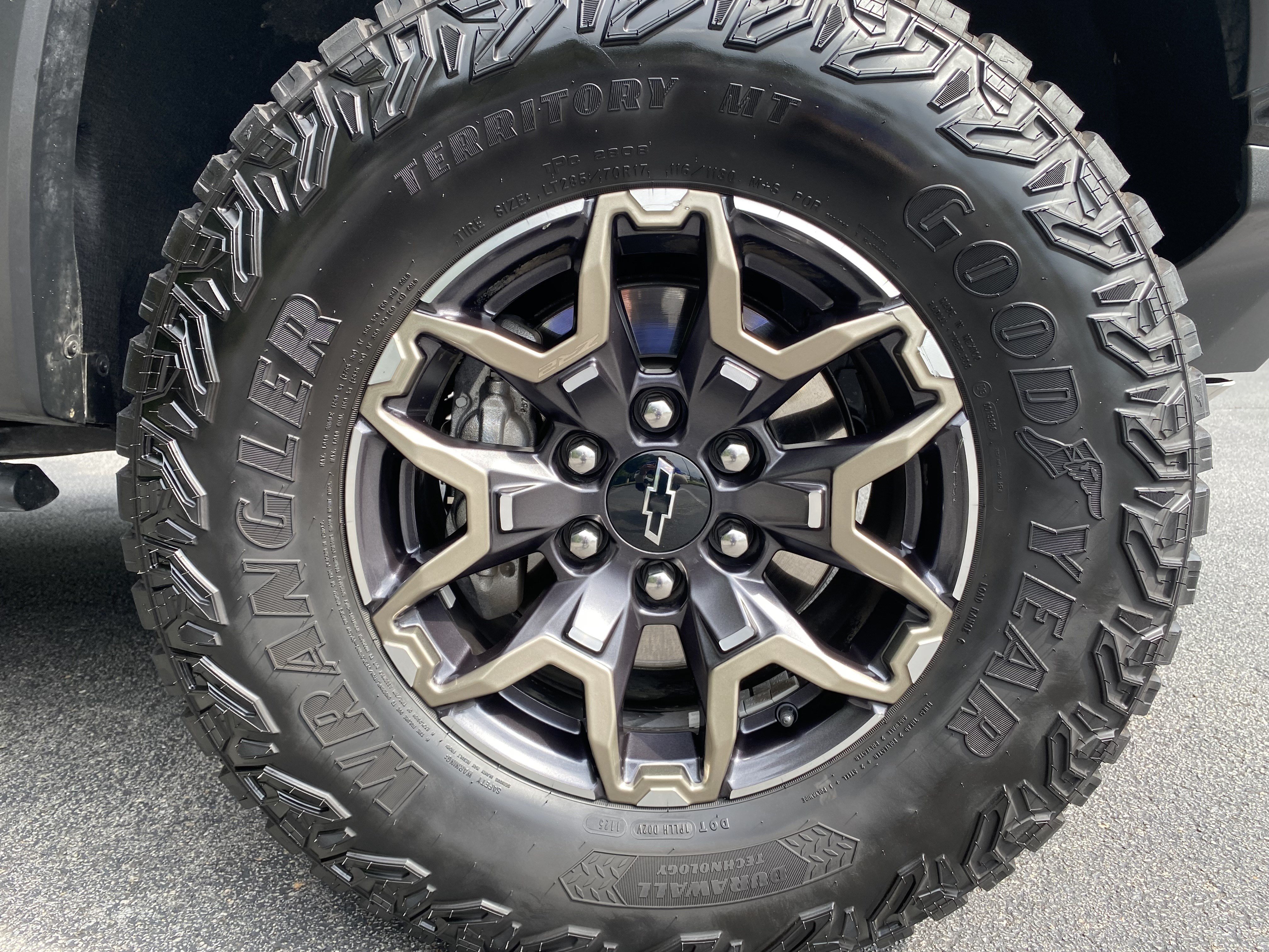 Used 2025 Chevrolet Colorado ZR2 w/ Technology Package AWD/4WD image 13