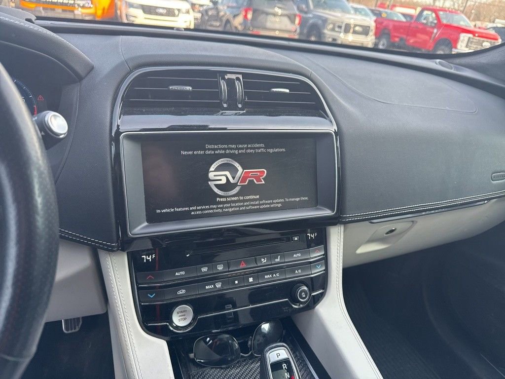 Used 2020 Jaguar F-PACE SVR image 18