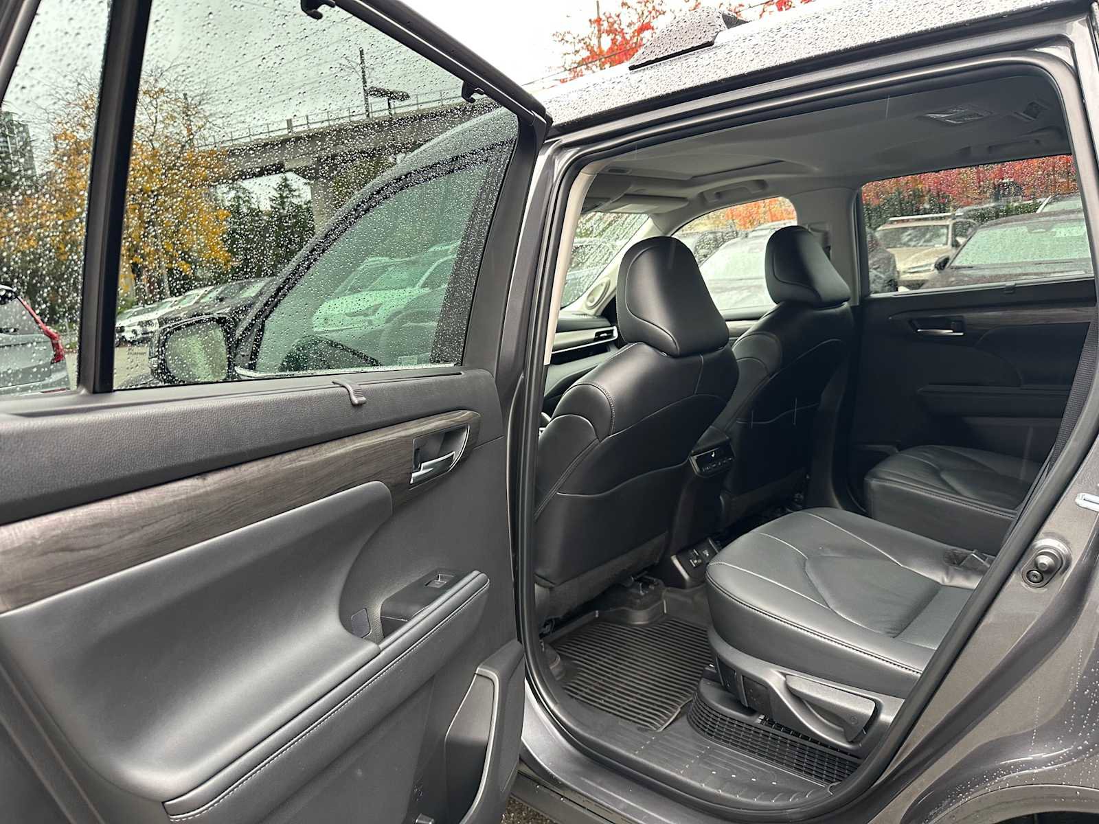 Used 2025 Toyota Highlander Limited image 16