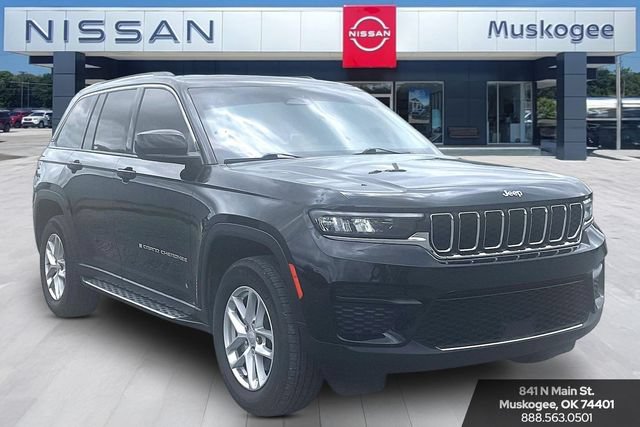 Used 2024 Jeep Grand Cherokee Laredo AWD/4WD image 1