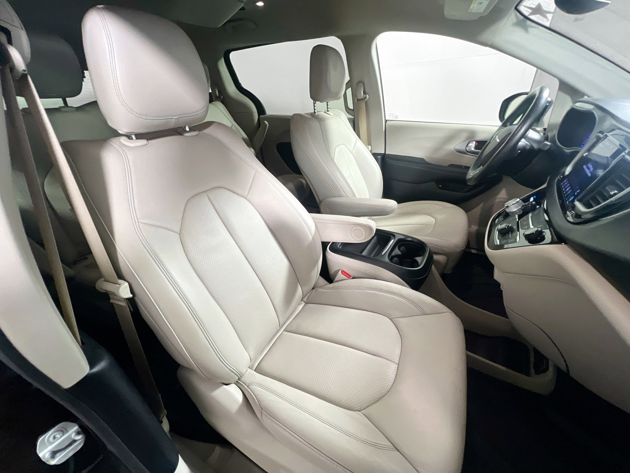 Used 2020 Chrysler Pacifica Touring-L w/ Premium Audio Group image 31