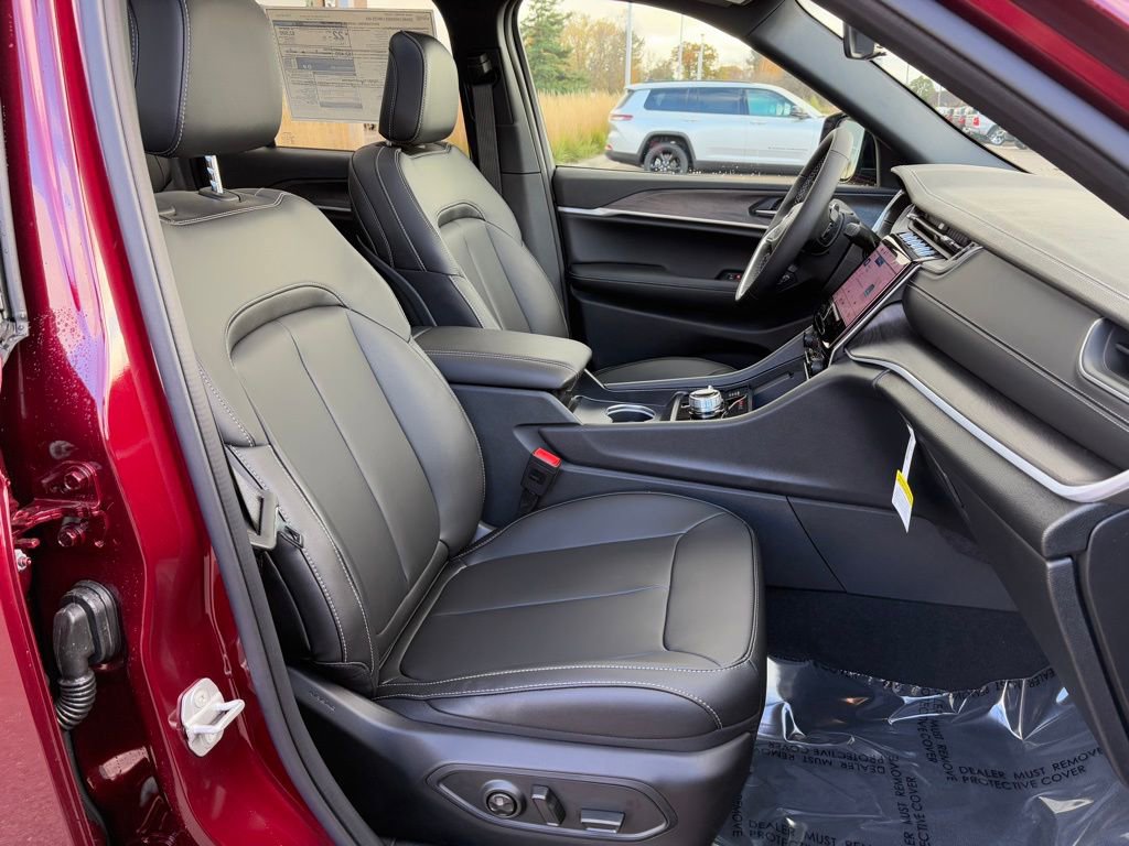 New 2025 Jeep Grand Cherokee Limited w/ Black Appearance Package AWD/4WD image 12