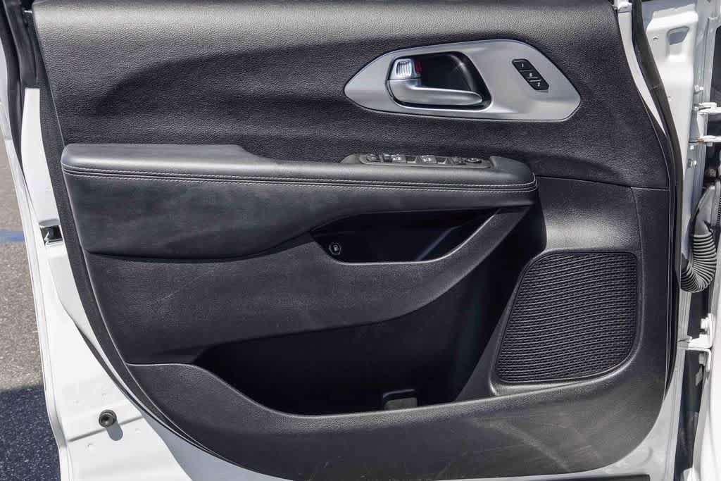 Used 2022 Chrysler Pacifica Touring-L w/ Uconnect Theater Family Group FWD image 19