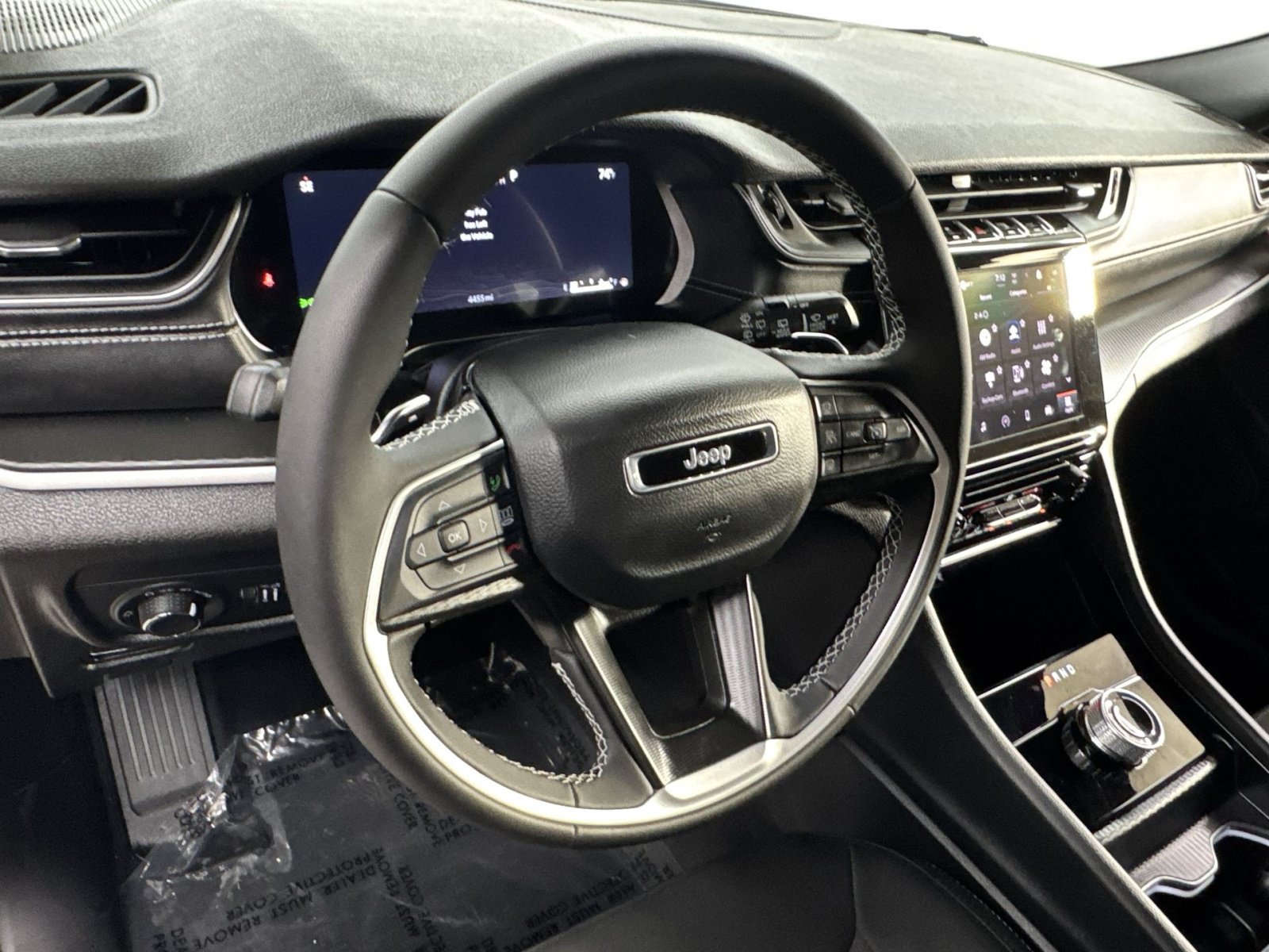 Used 2025 Jeep Grand Cherokee Laredo AWD/4WD image 13