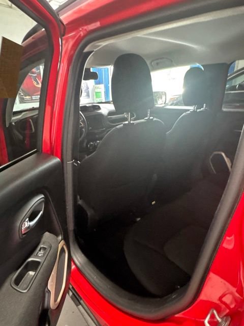 Used 2017 Jeep Renegade Latitude FWD image 9