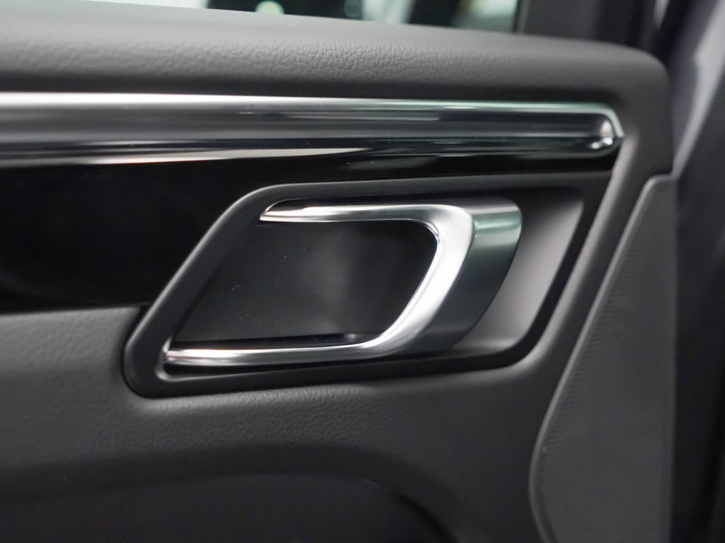 Certified 2026 Porsche Macan AWD/4WD image 15