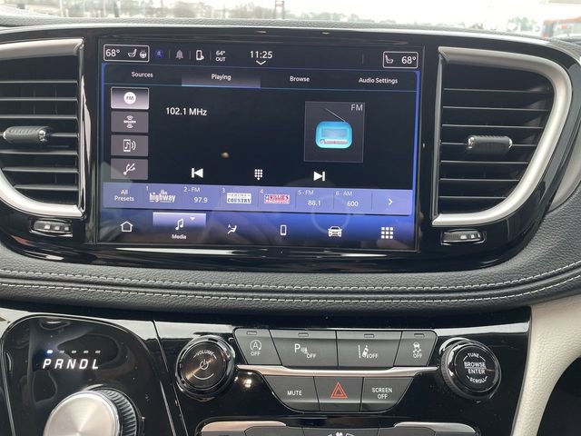 Used 2023 Chrysler Pacifica Touring-L image 23