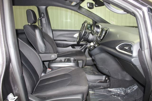 Used 2020 Chrysler Pacifica Touring w/ S Appearance Package image 22