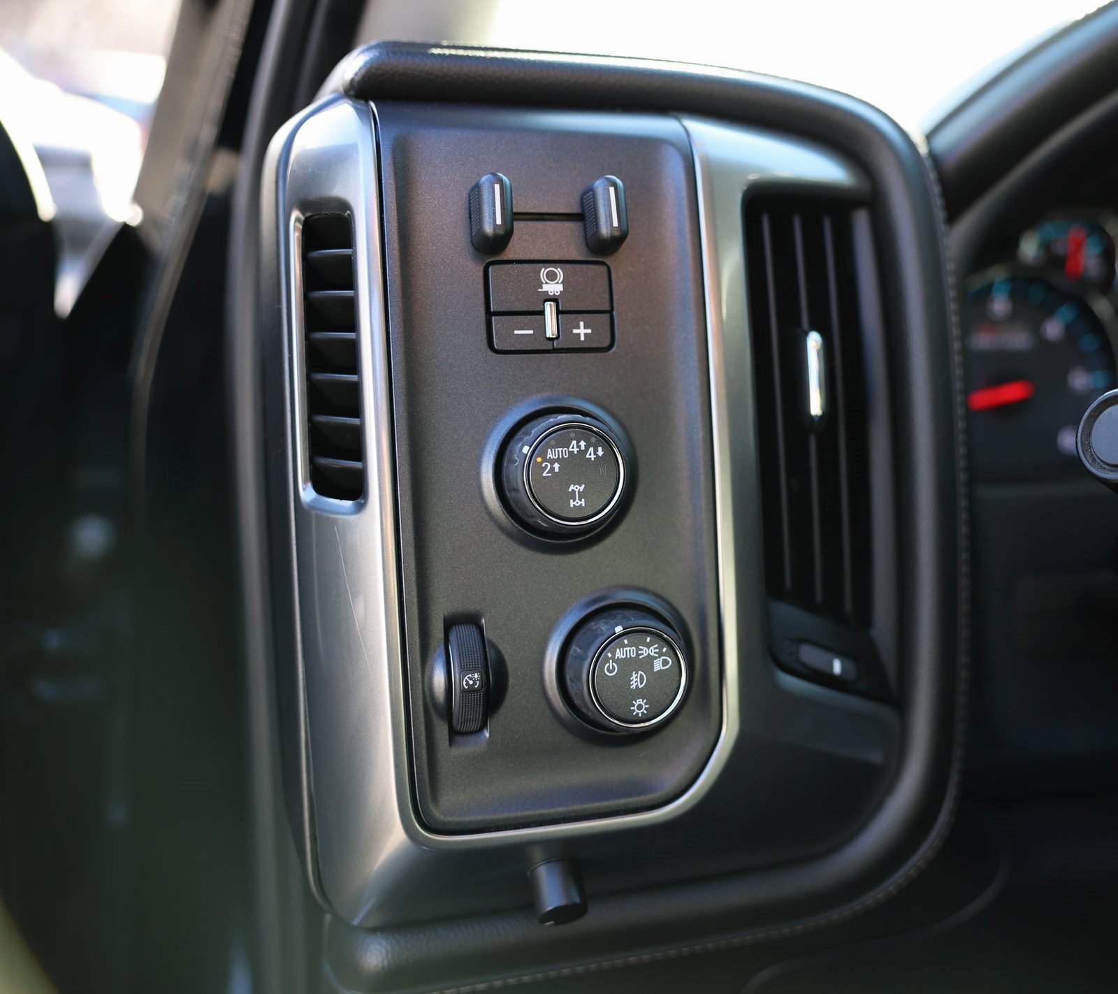 Used 2018 Chevrolet Silverado 1500 LTZ Z71 w/ LTZ Plus Package image 19