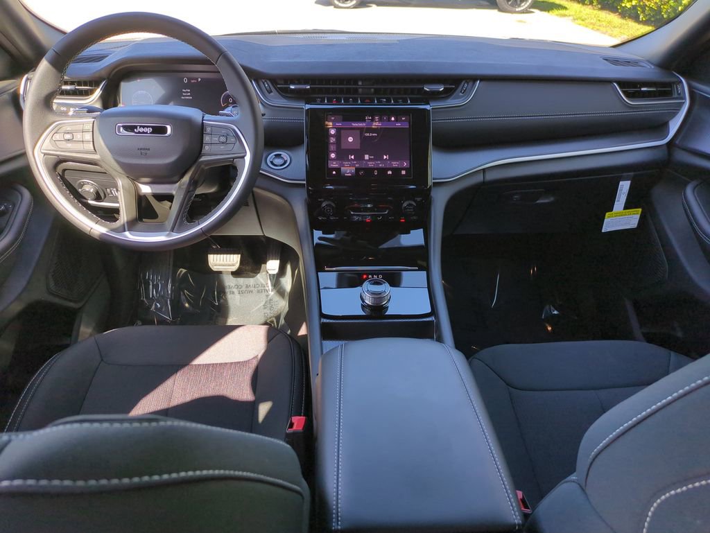 New 2025 Jeep Grand Cherokee L Laredo image 15