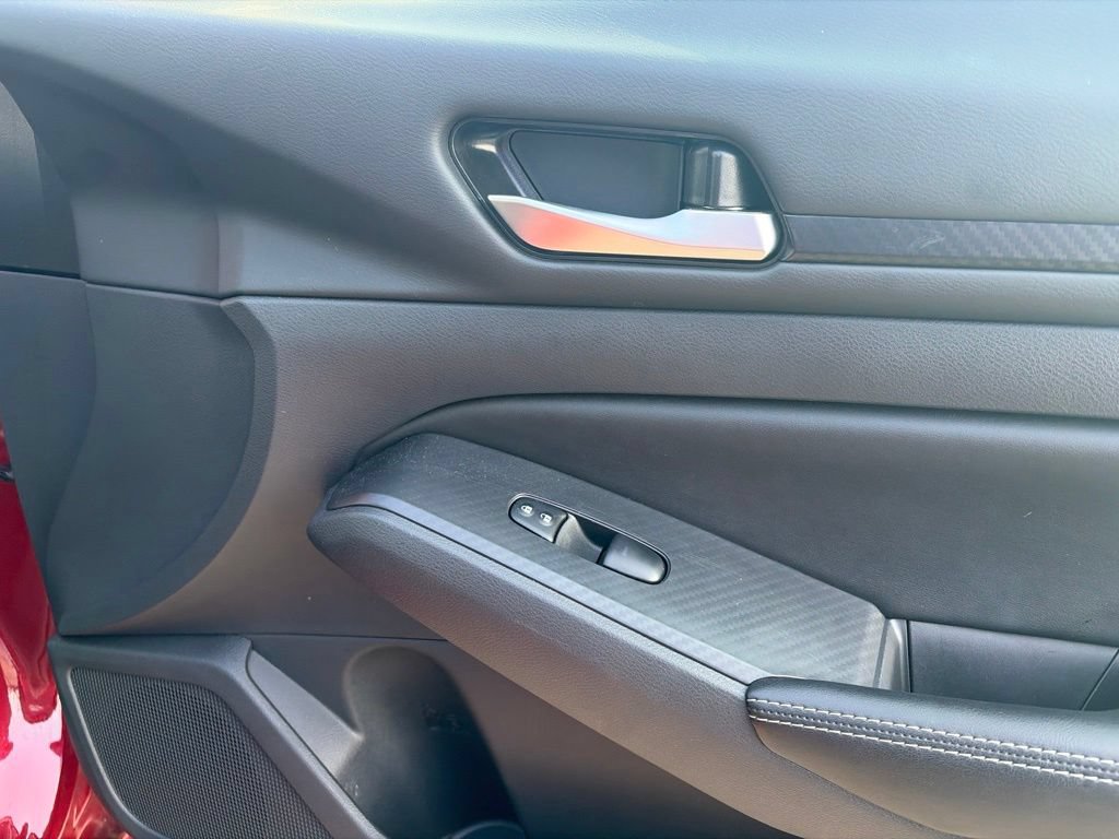 Used 2025 Nissan Altima 2.5 SV FWD image 13