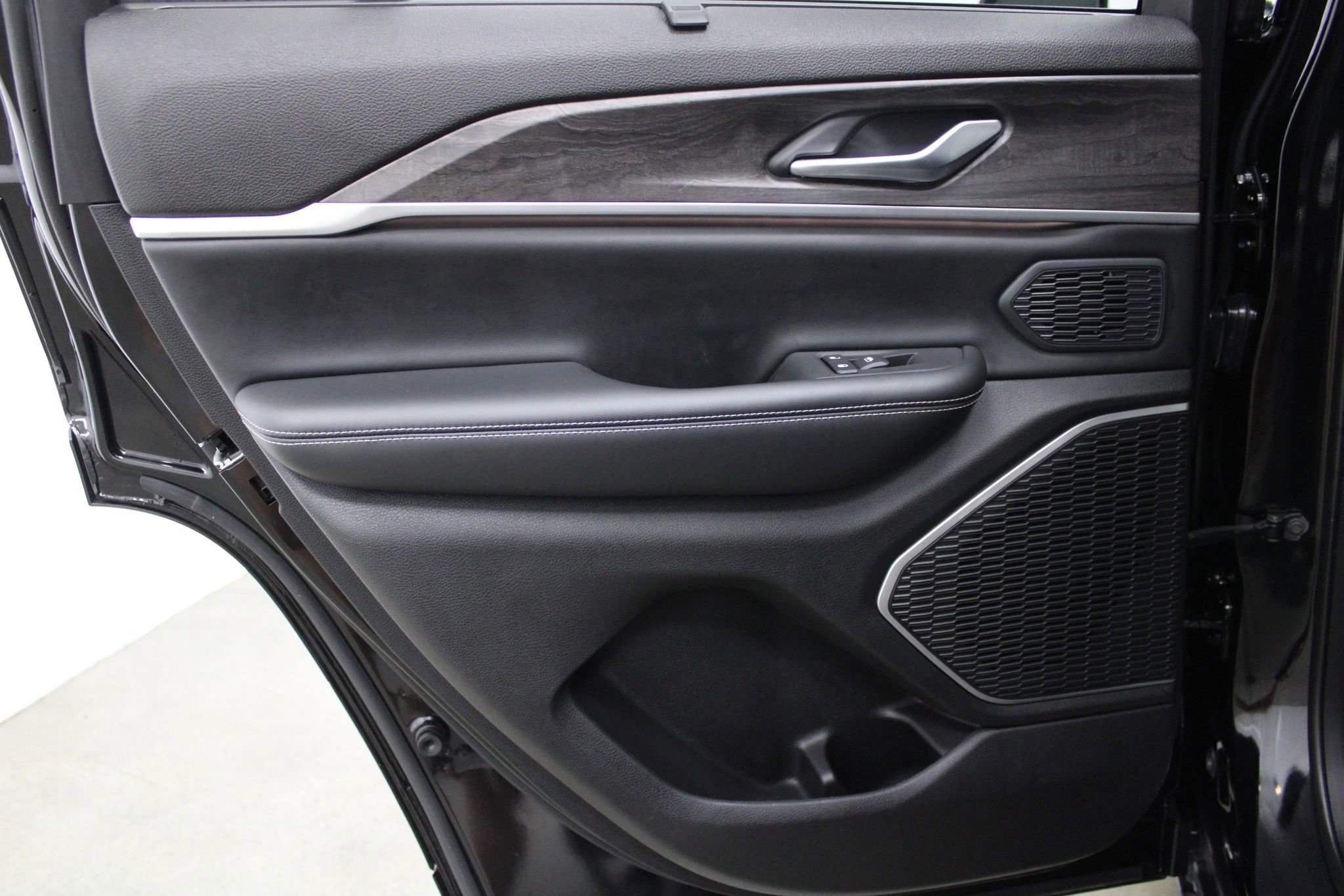 Used 2023 Jeep Grand Cherokee 4WD 4xe w/ Luxury Tech Group II image 15
