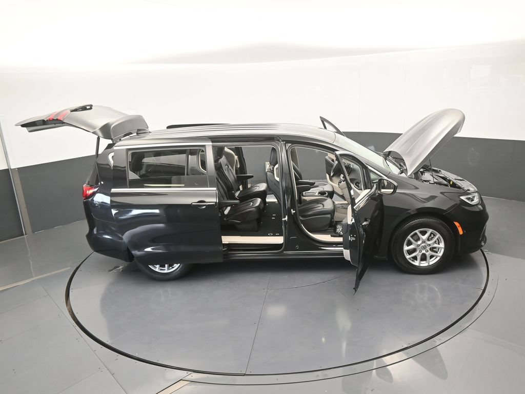 Used 2023 Chrysler Pacifica Touring-L FWD image 67