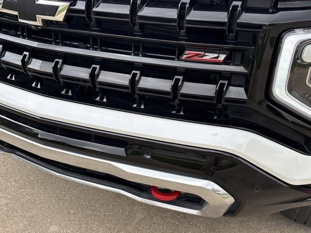 Used 2025 Chevrolet Suburban Z71 AWD/4WD image 13