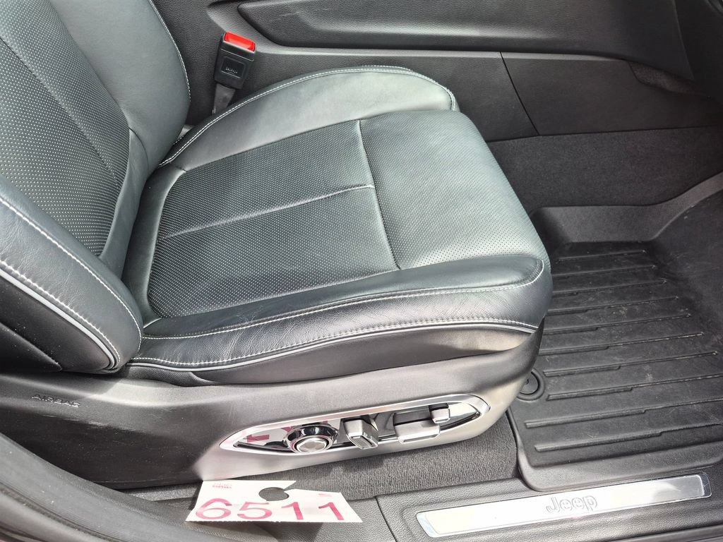 Used 2024 Jeep Grand Cherokee Overland w/ Luxury Tech Group IV AWD/4WD image 30