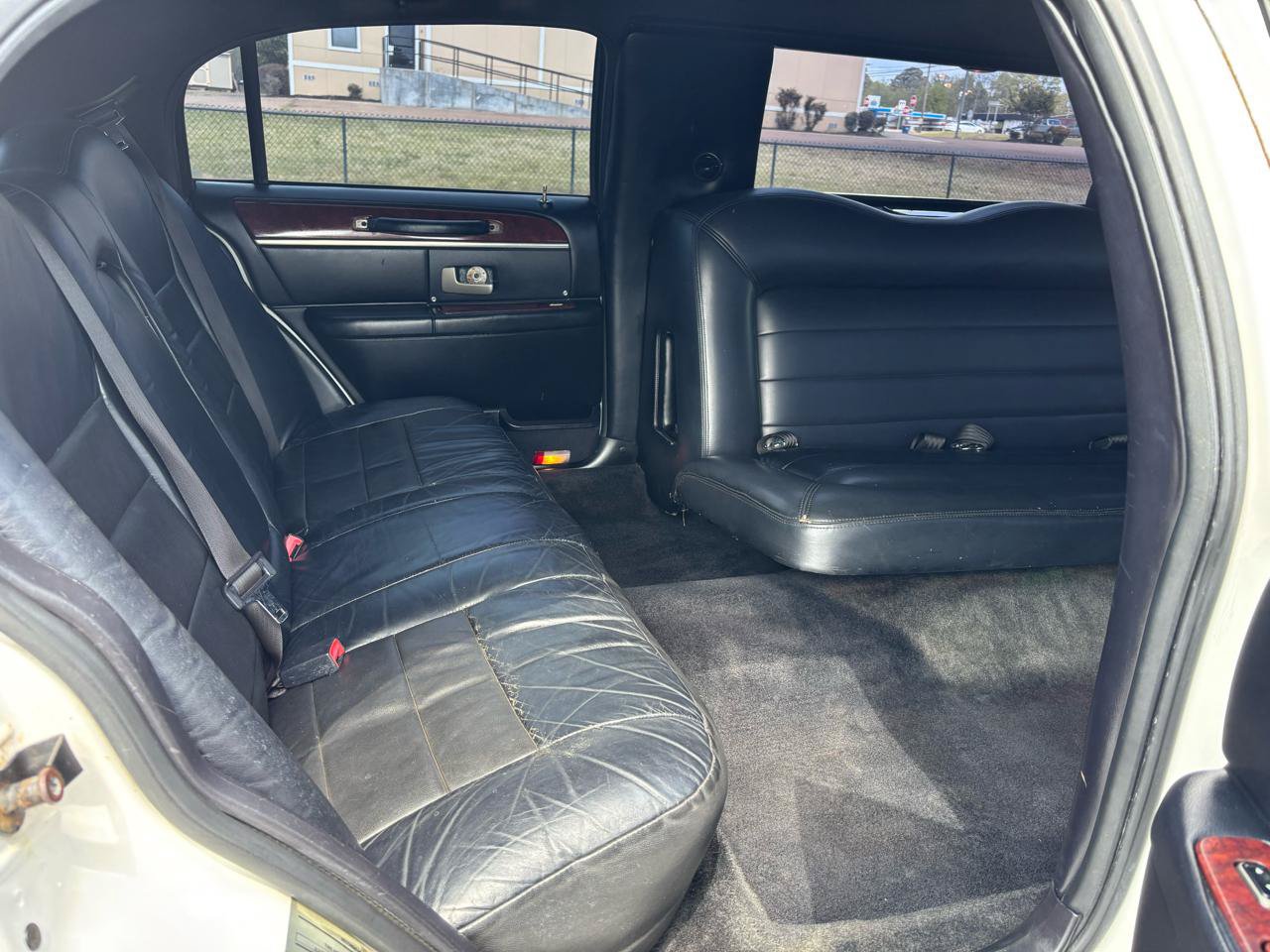 Used 2004 Lincoln Town Car Executive RWD image 10