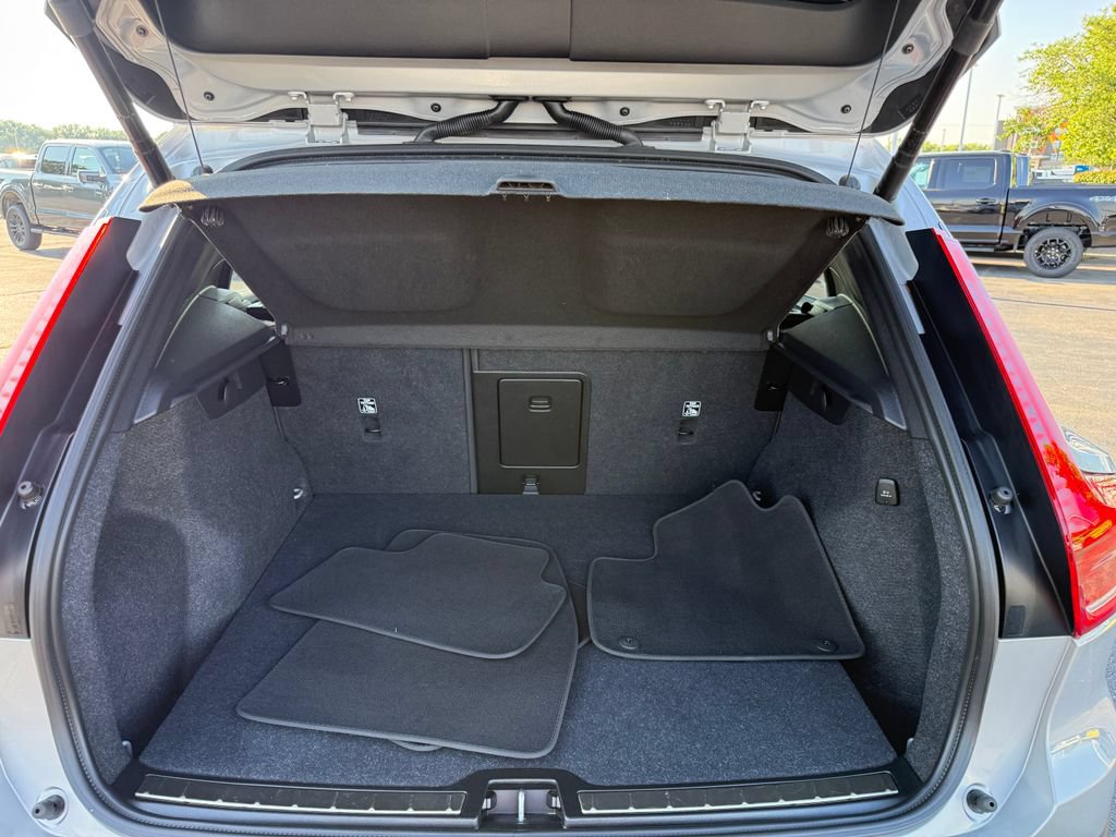 Used 2025 Volvo XC40 B5 Plus AWD/4WD image 11