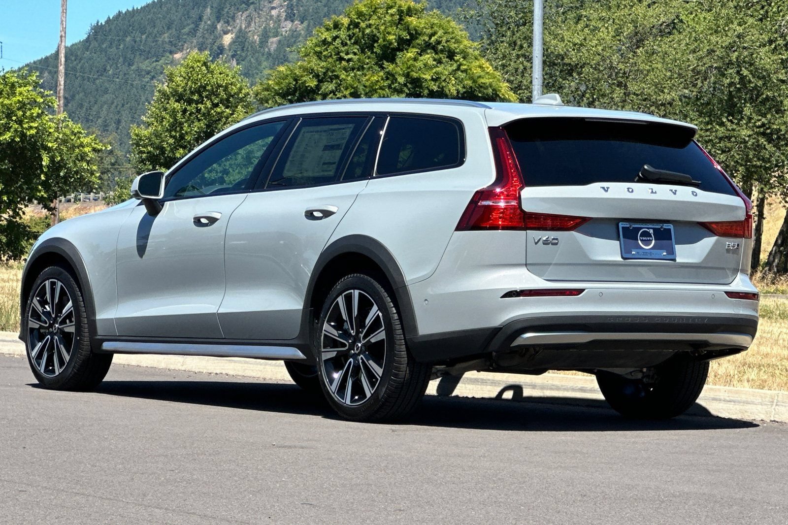 New 2026 Volvo V60 B5 Cross Country Ultra w/ Climate Package AWD/4WD image 5