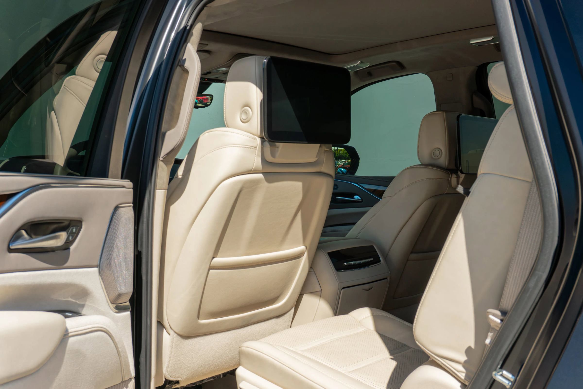 Used 2024 Cadillac Escalade Sport Platinum w/ LPO, ONYX Package image 74