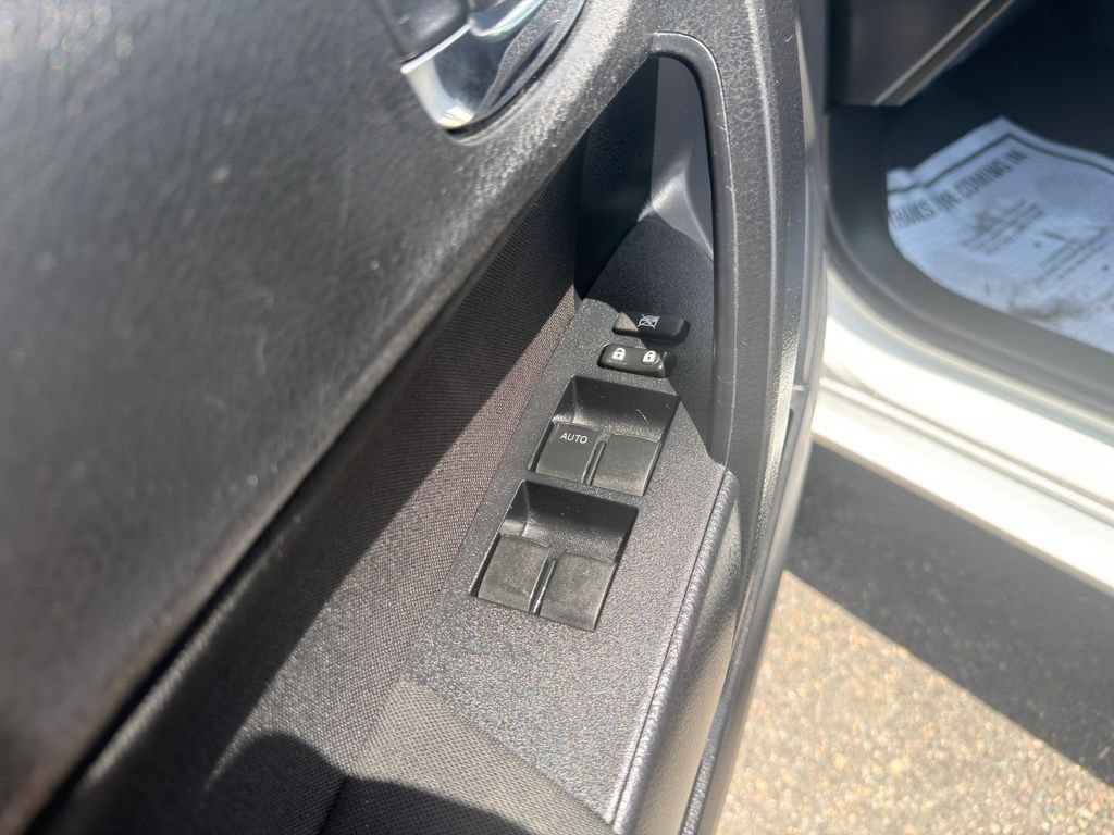 Used 2019 Toyota Corolla LE FWD image 18
