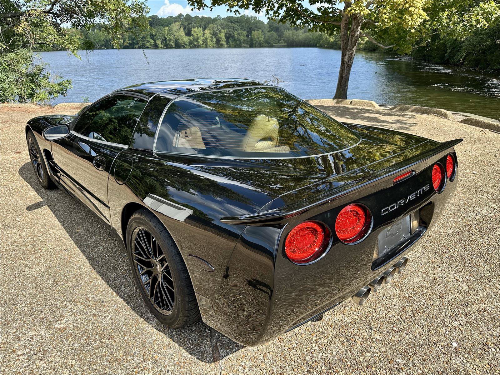 Used 1998 Chevrolet Corvette Coupe w/ Roof Pkg RWD image 8