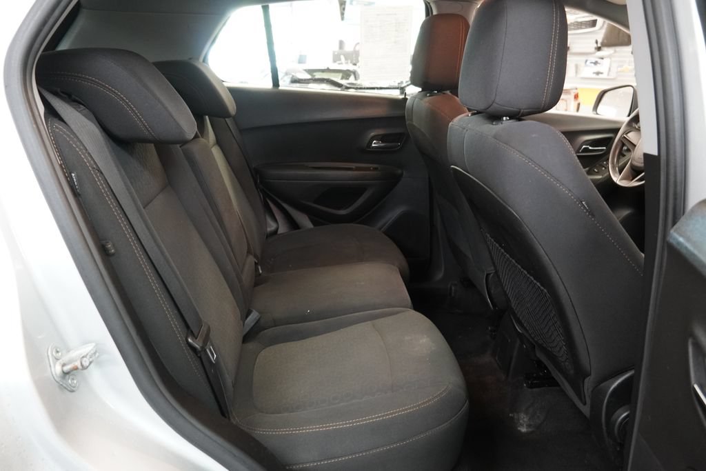 Used 2020 Chevrolet Trax LS AWD/4WD image 27