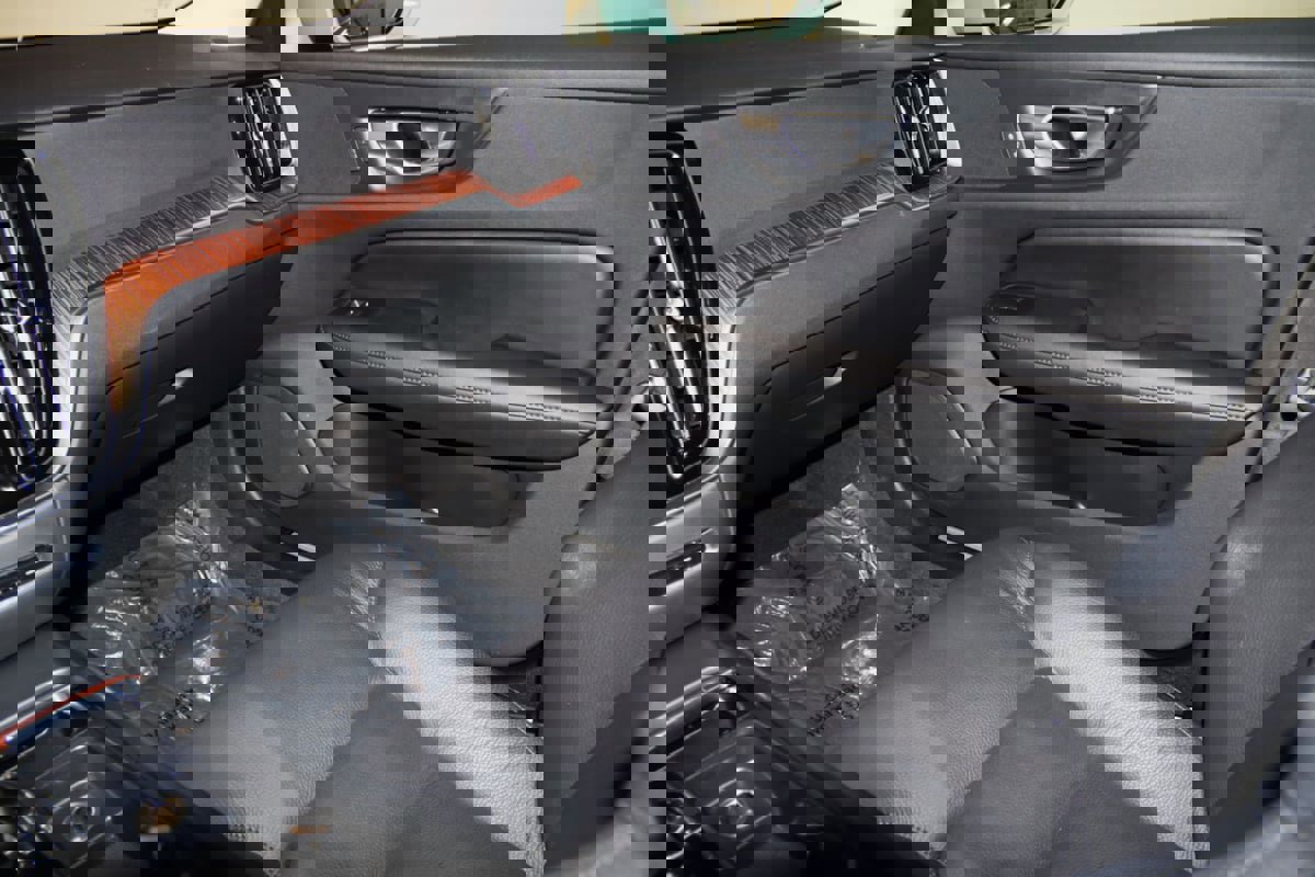 Used 2025 Volvo V60 B5 Cross Country Plus image 43