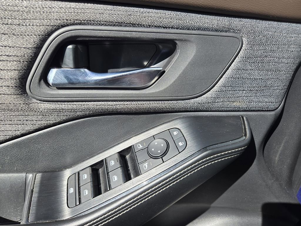 Used 2023 Nissan Rogue SV image 15