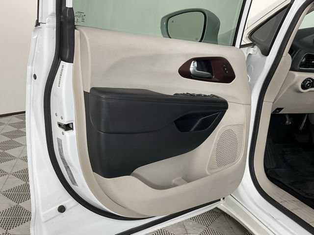 Used 2020 Chrysler Pacifica Limited FWD image 13