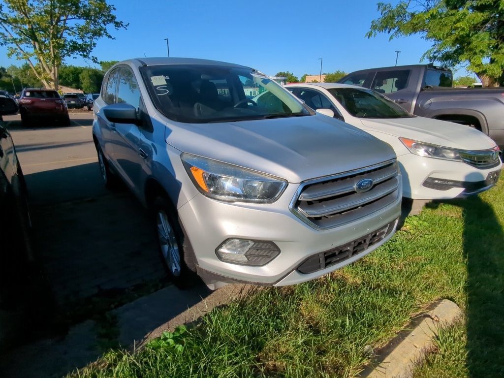 Used 2017 Ford Escape SE w/ SE Cold Weather Package AWD/4WD image 3