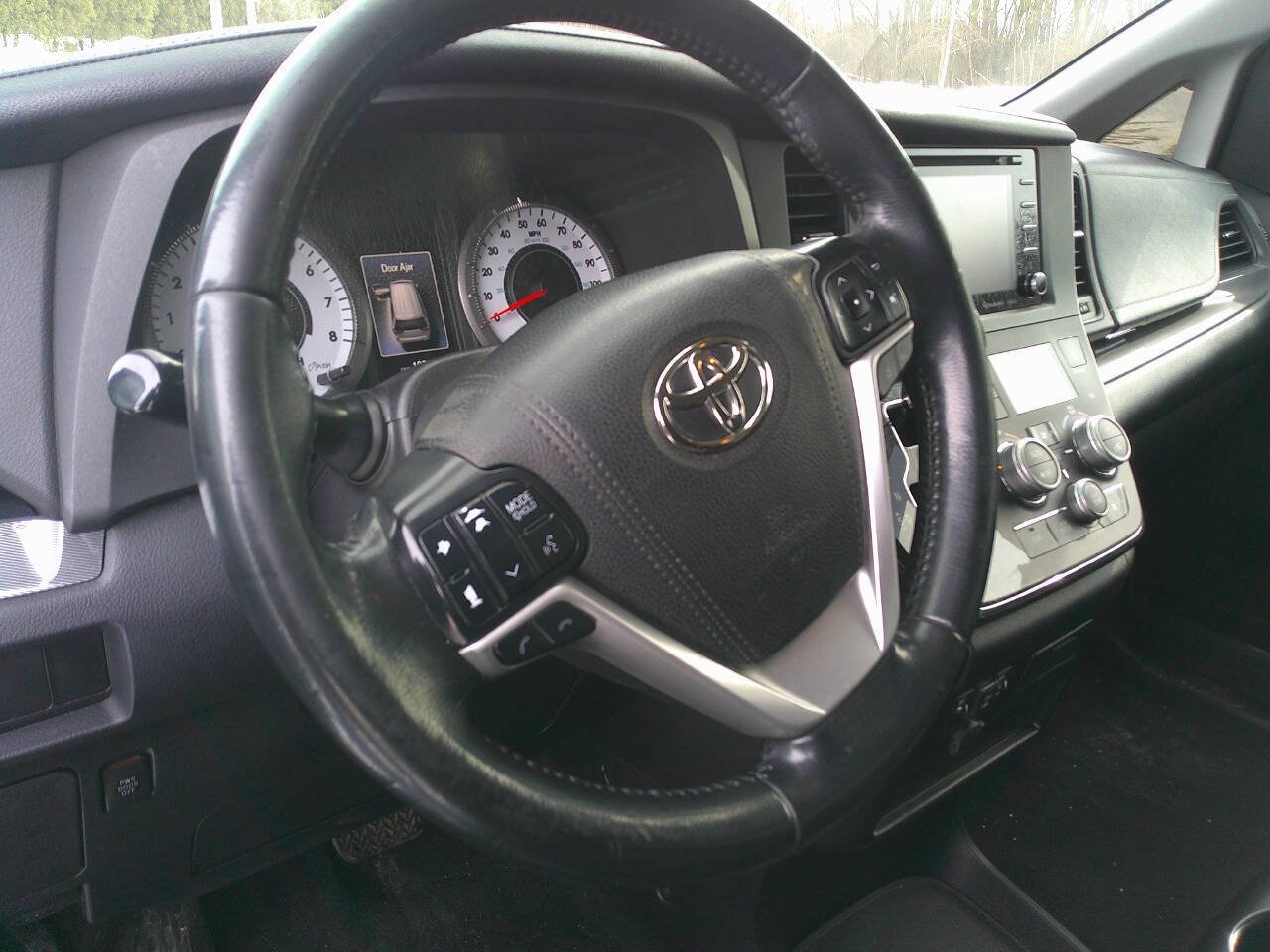 Used 2018 Toyota Sienna SE FWD image 16